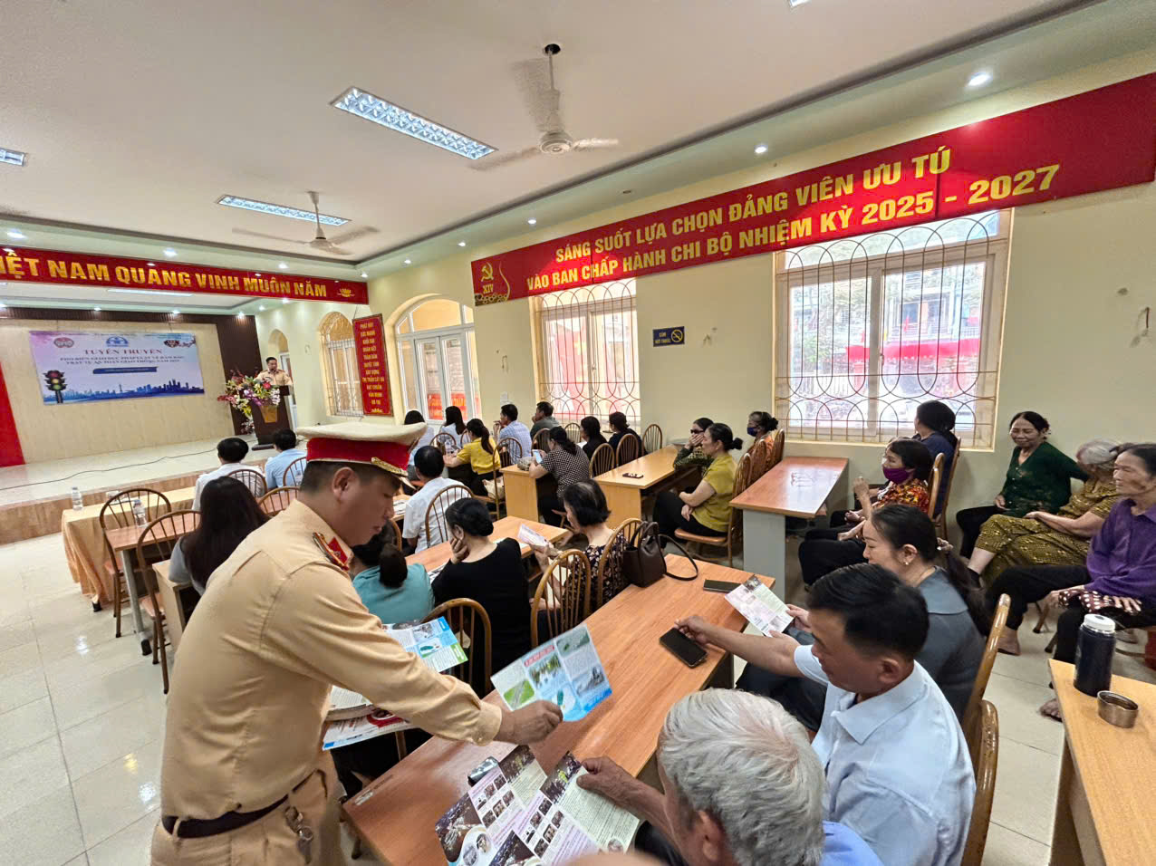 Phòng Cảnh sát giao thông: Tuyên truyền về trật tự an toàn giao thông tới 100 hội viên Hội nông dân huyện Cát Hải